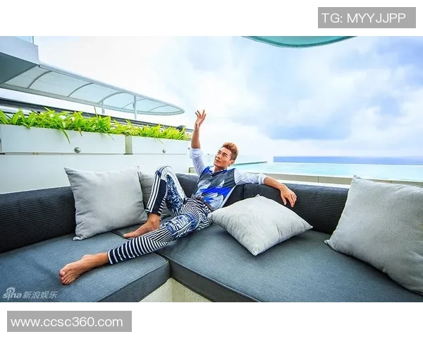 申京新赛季首日亮相黑衬衫配拼色工装裤尽显率性型男魅力